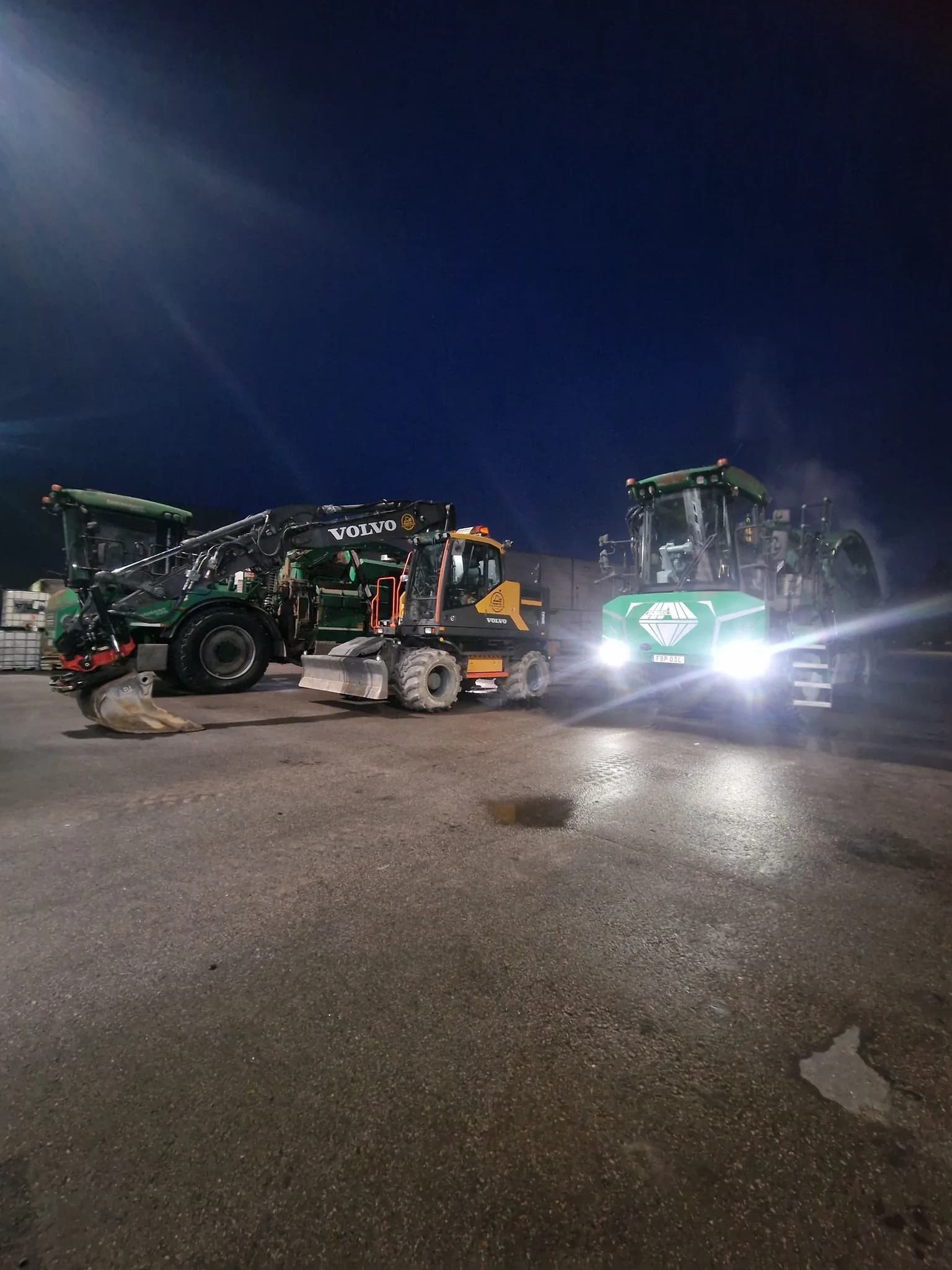 Entreprenadmaskiner på natten - Nybro Hydraulik och Maskinservice